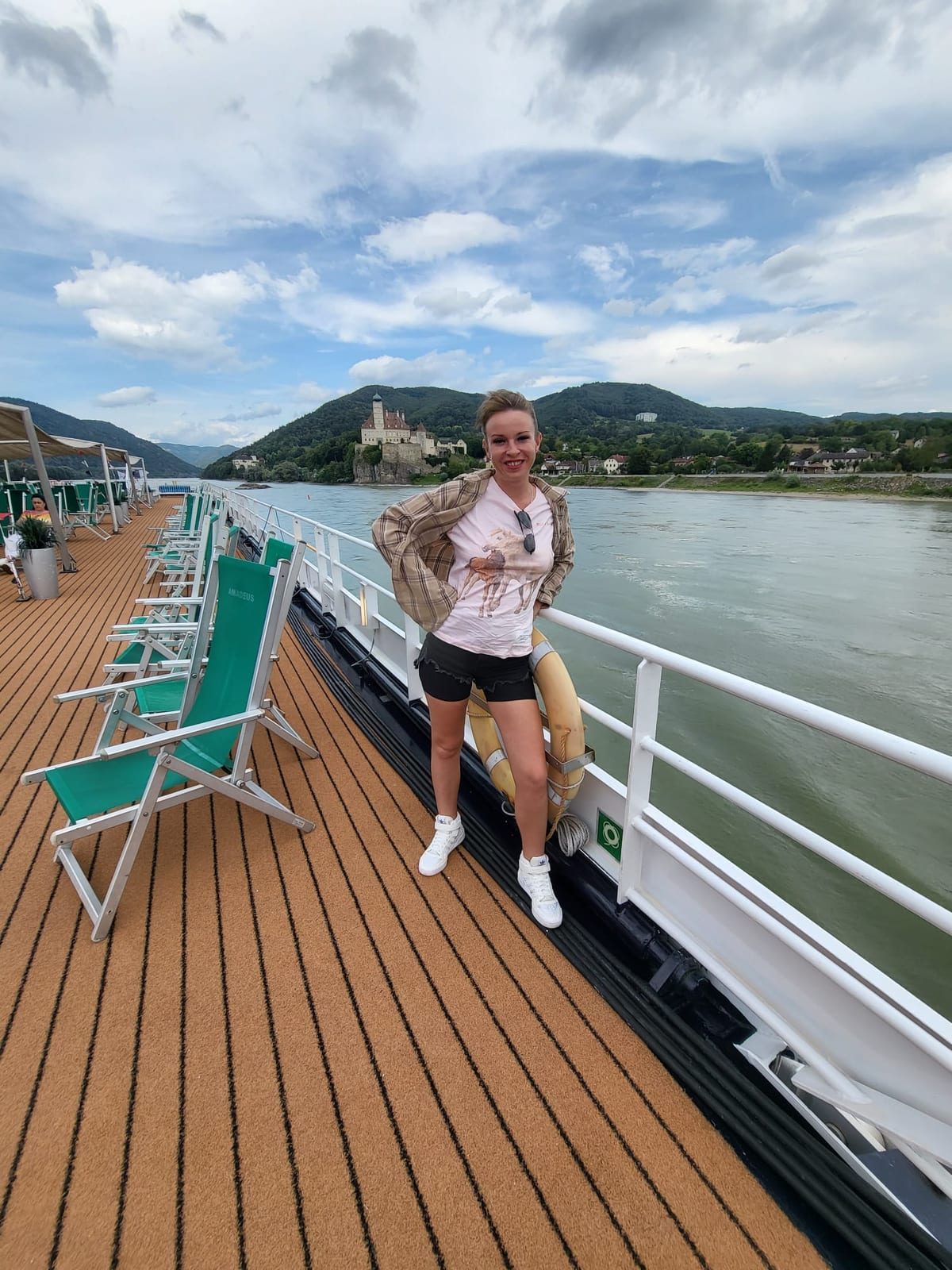Por el Danubio en la Wachau, frente al castillo de Schönbühel