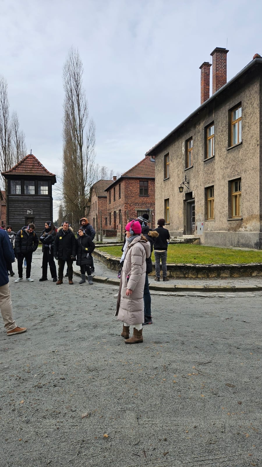 Auschwitz I: el grupo escucha al guía entre los bloques