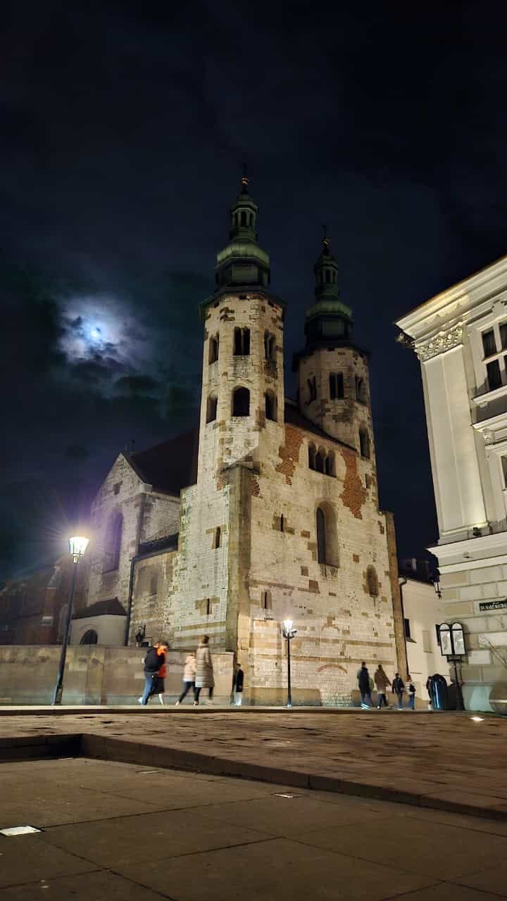 La iglesia de San Andrés, en la calle Grodzka, con la luna