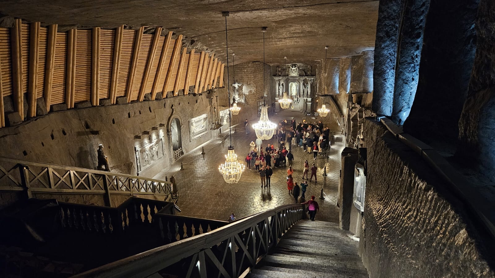 La capilla de Santa Kinga, tallada en sal, en la mina de Wieliczka
