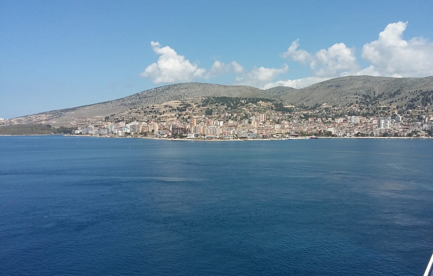 Saranda, en Albania, desde la cubierta del barco