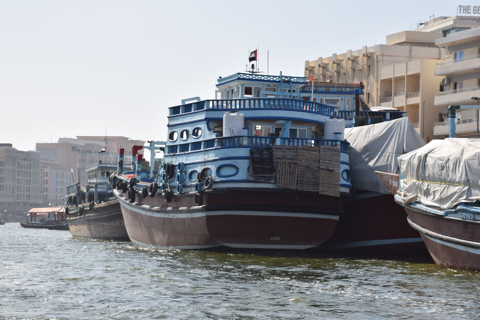 Dhows de carga en el arroyo