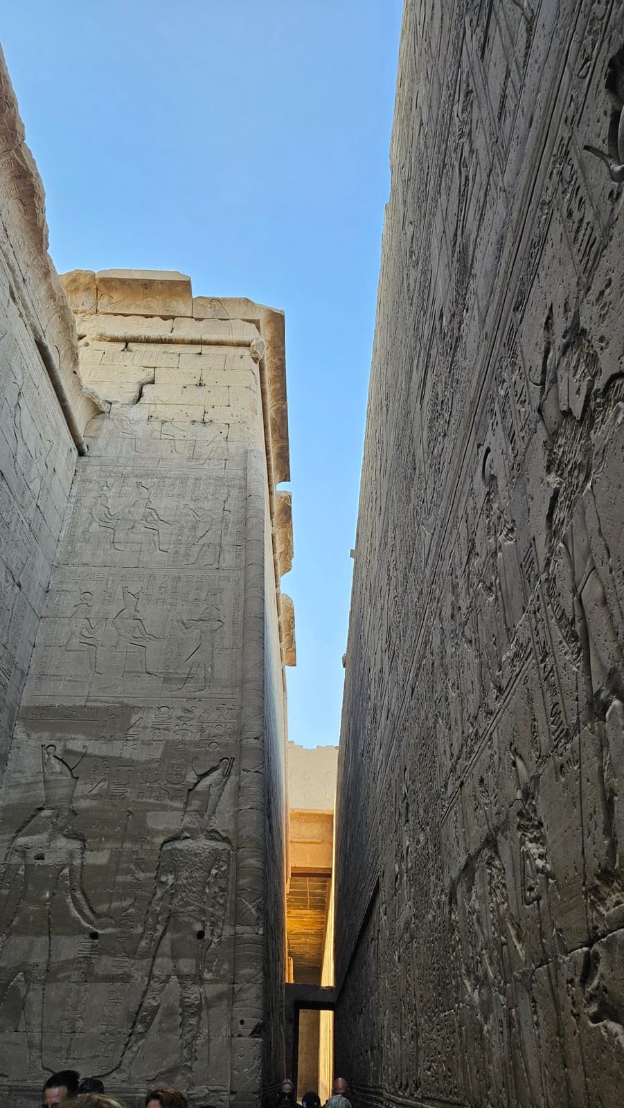 Edfú, entre los muros del templo