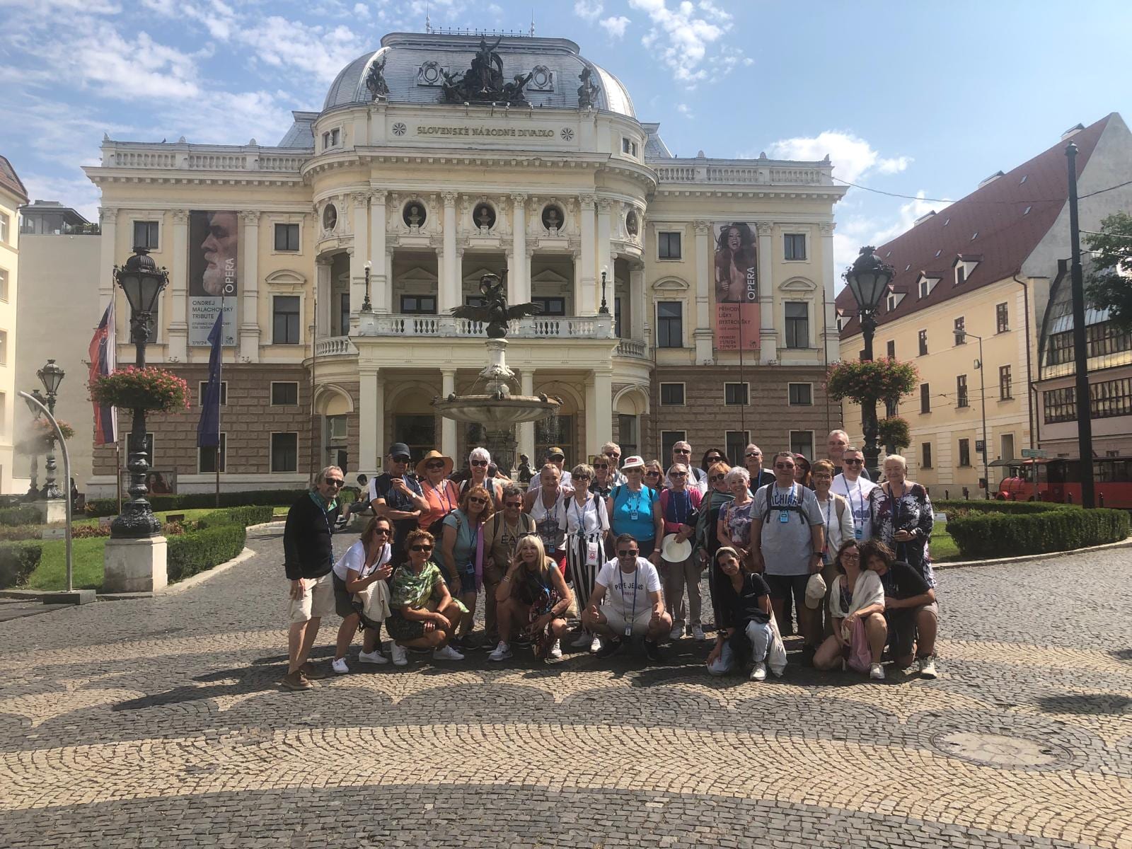 El grupo ante el Teatro Nacional de Bratislava