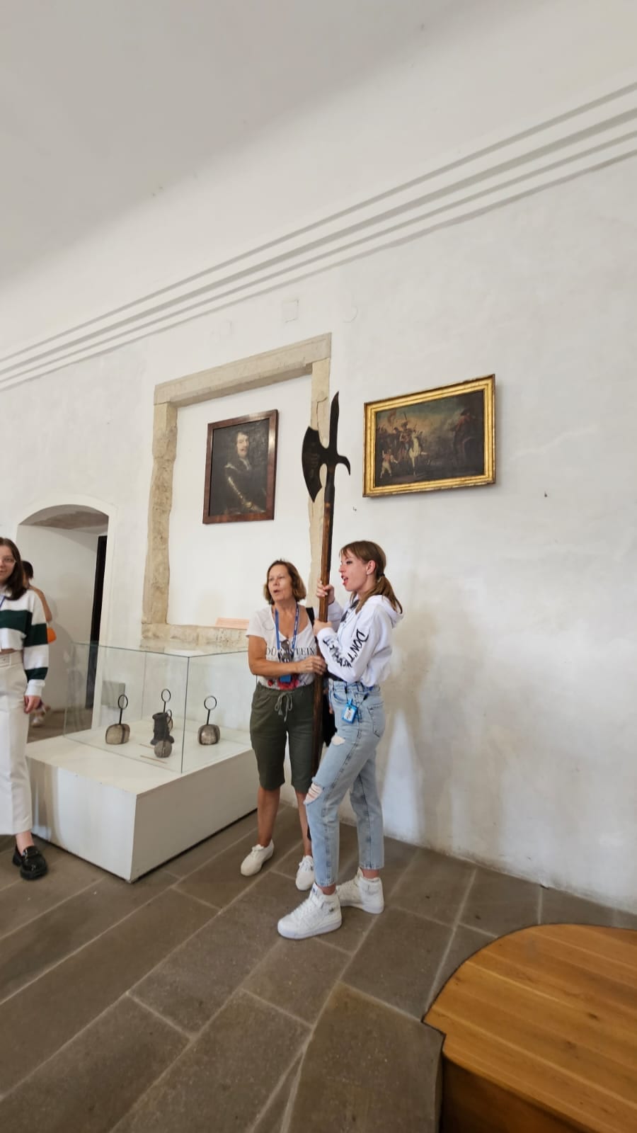 Con una alabarda en la sala del castillo