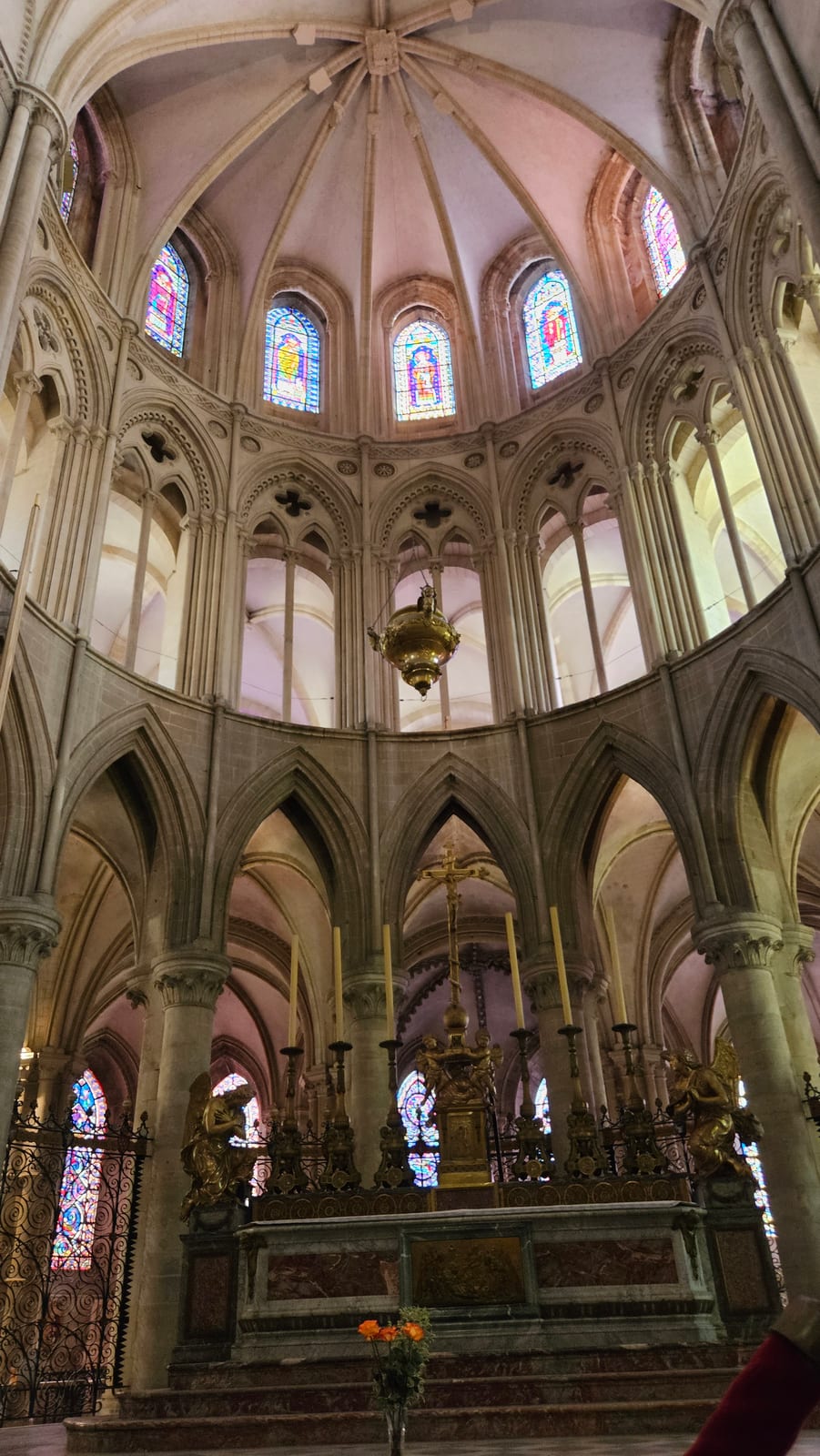Las vidrieras del ábside de Saint-Étienne, en Caen