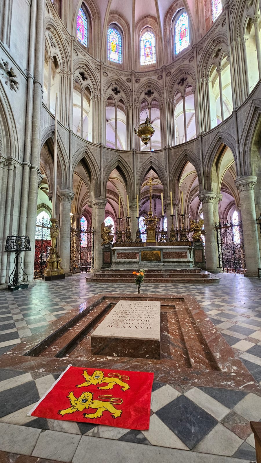 La tumba de Guillermo el Conquistador, en la abadía de los Hombres (Caen)
