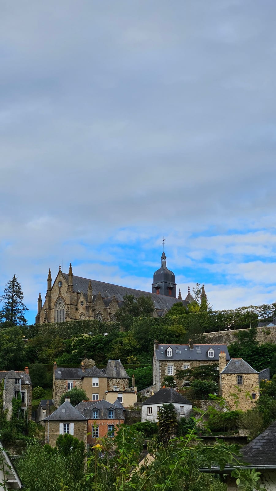 Saint-Léonard, en lo alto de Fougères