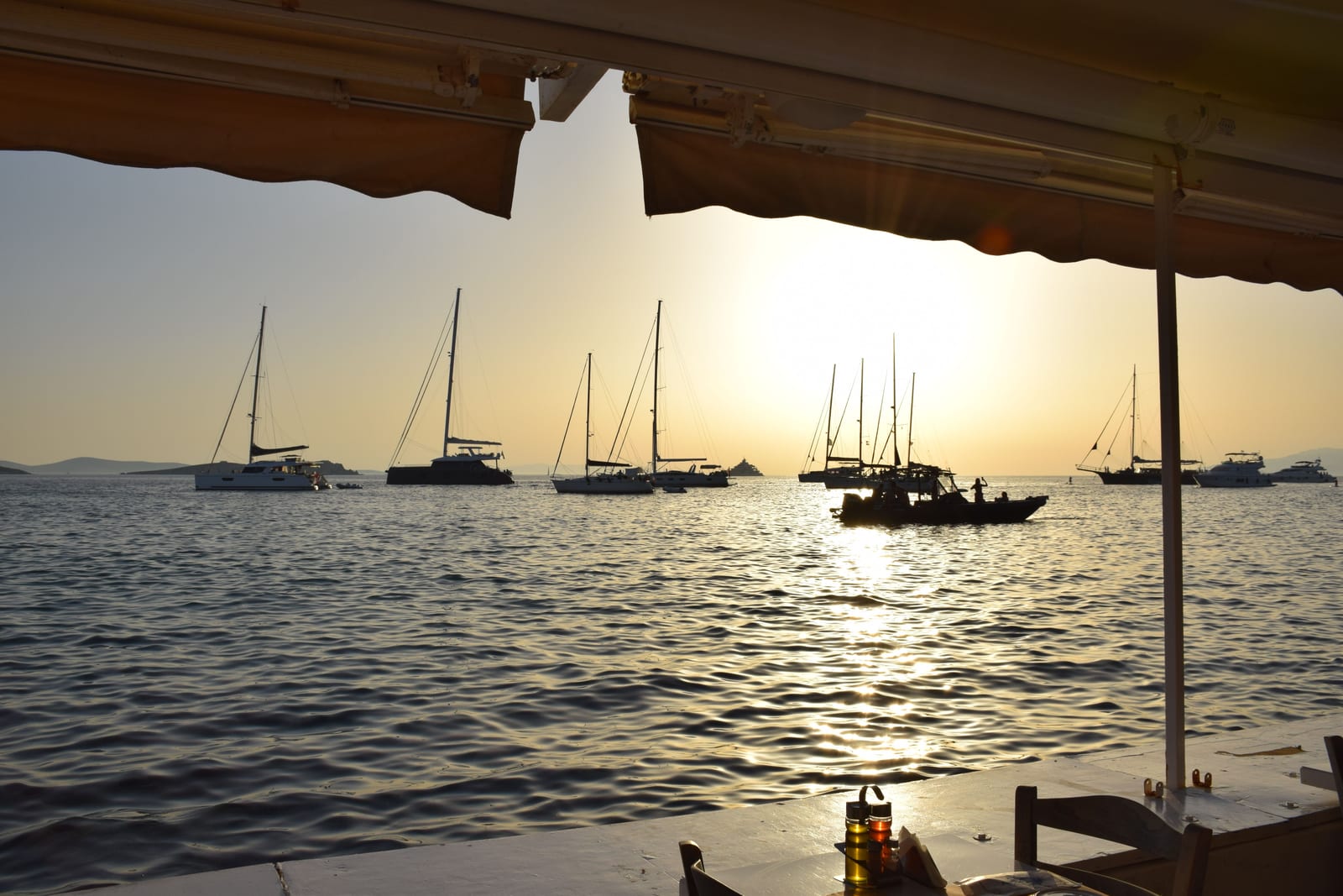 Atardecer desde una taberna del puerto de Mykonos