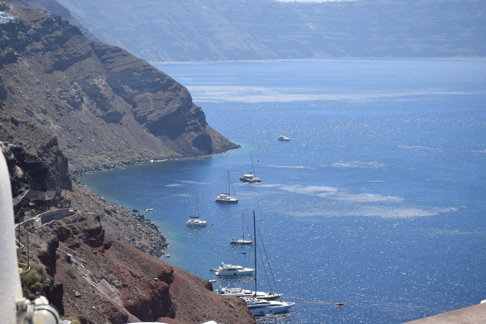 La costa de la caldera desde Oia, con los veleros fondeados