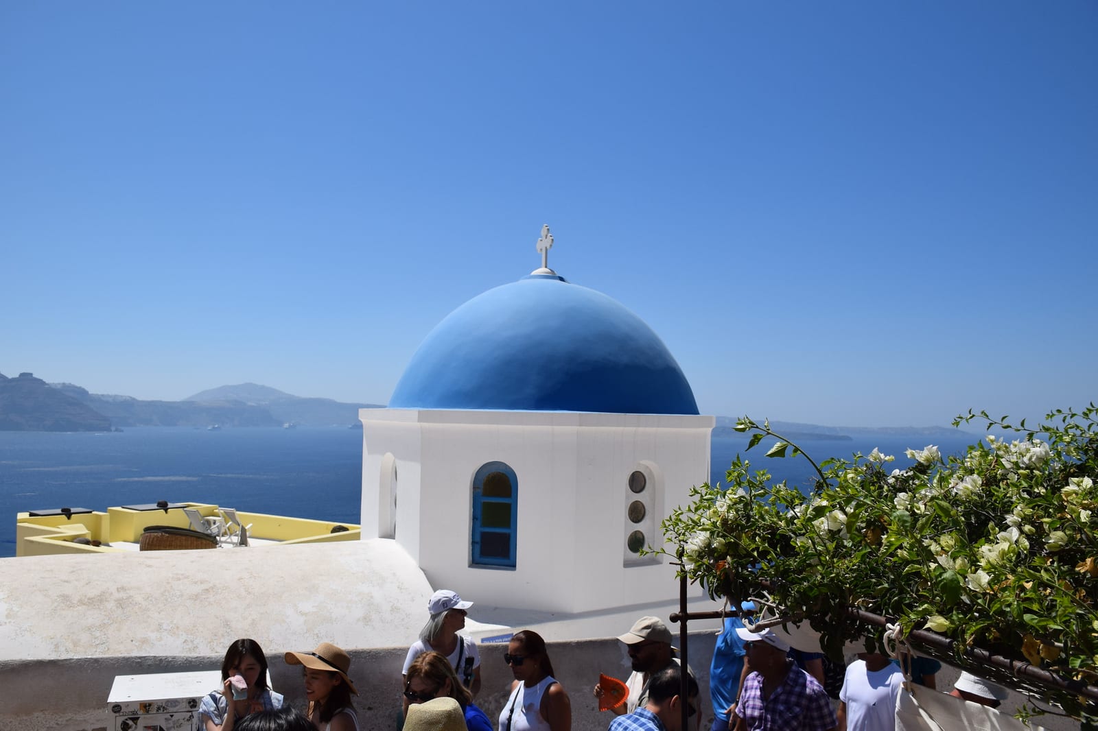 Una cúpula azul de Oia, con la caldera detrás