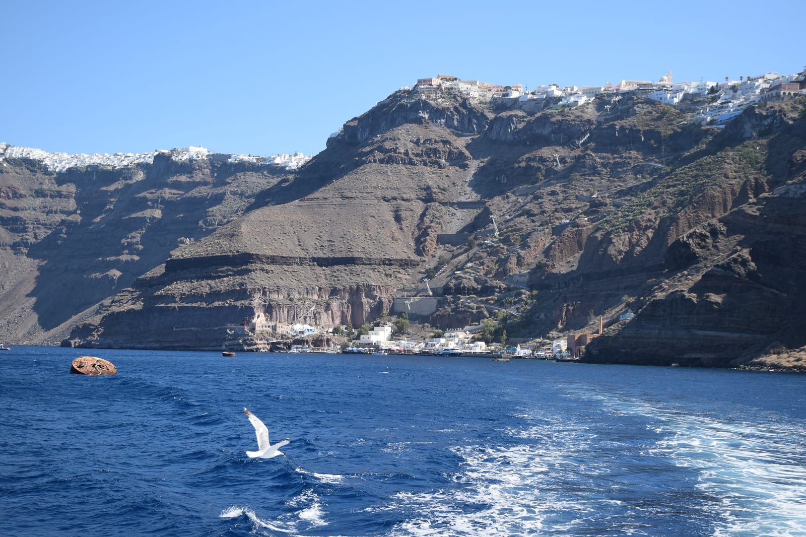 Los acantilados de la caldera de Santorini, desde el barco