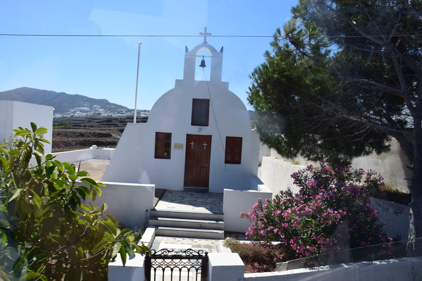 Una ermita blanca camino de Oia