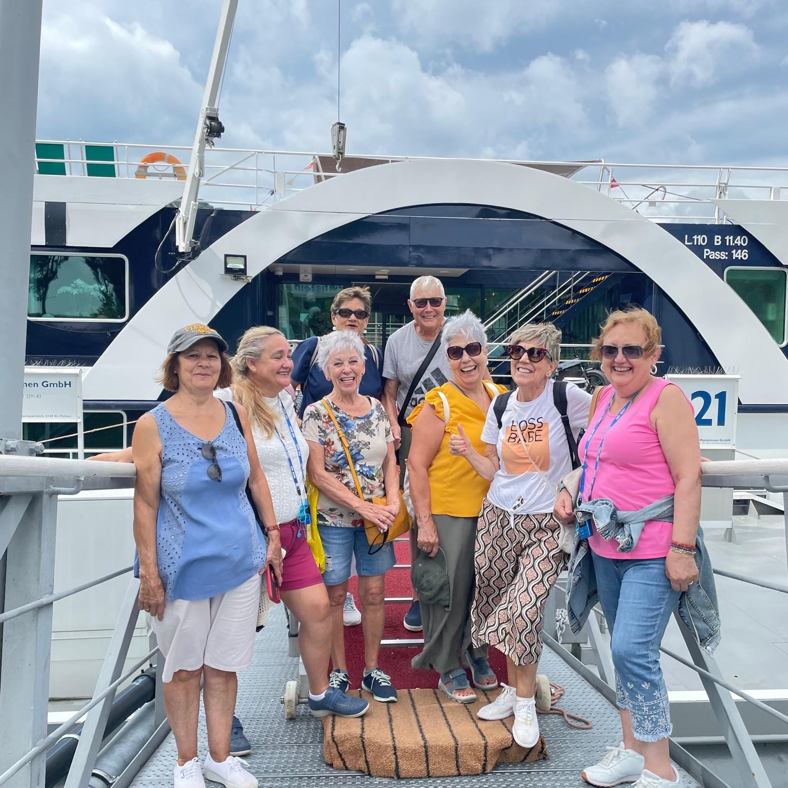 Subiendo al barco del crucero por el Danubio, con el grupo