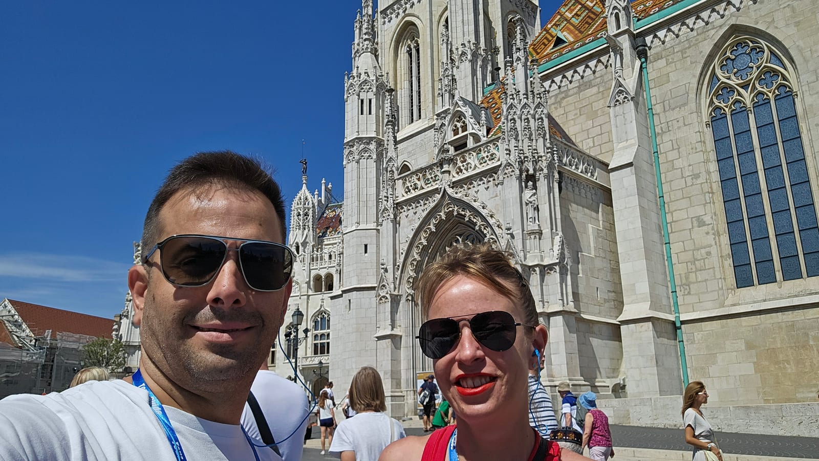 Elena y Nelson ante la iglesia de Matías