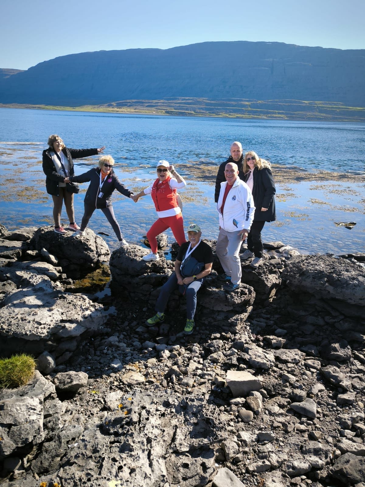 El grupo junto a un fiordo de Islandia