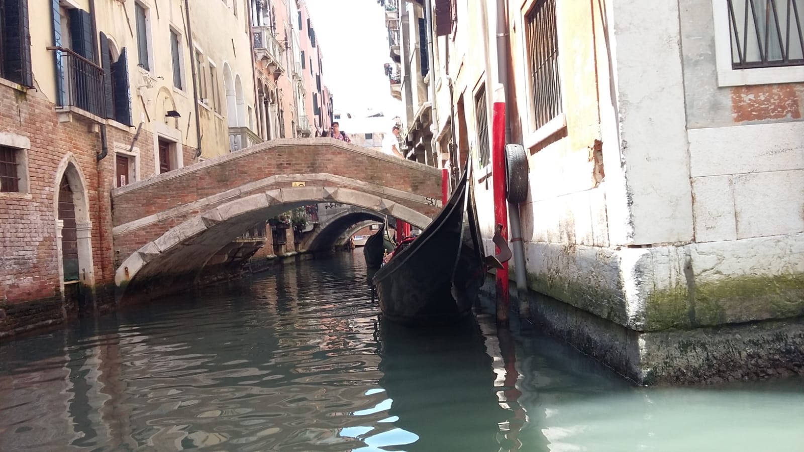 Un canal tranquilo, con su puente de ladrillo