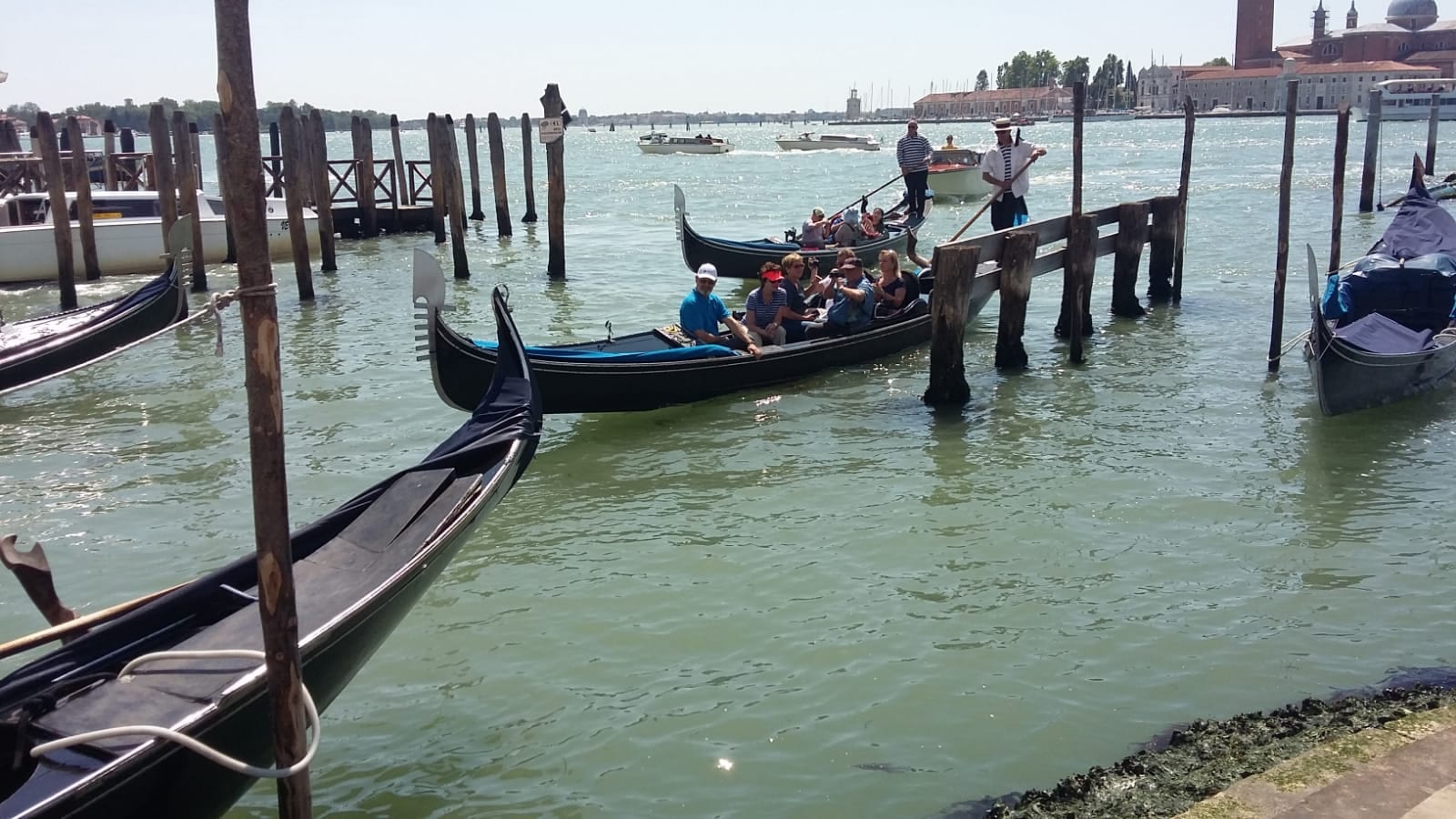 Góndolas en la laguna de Venecia