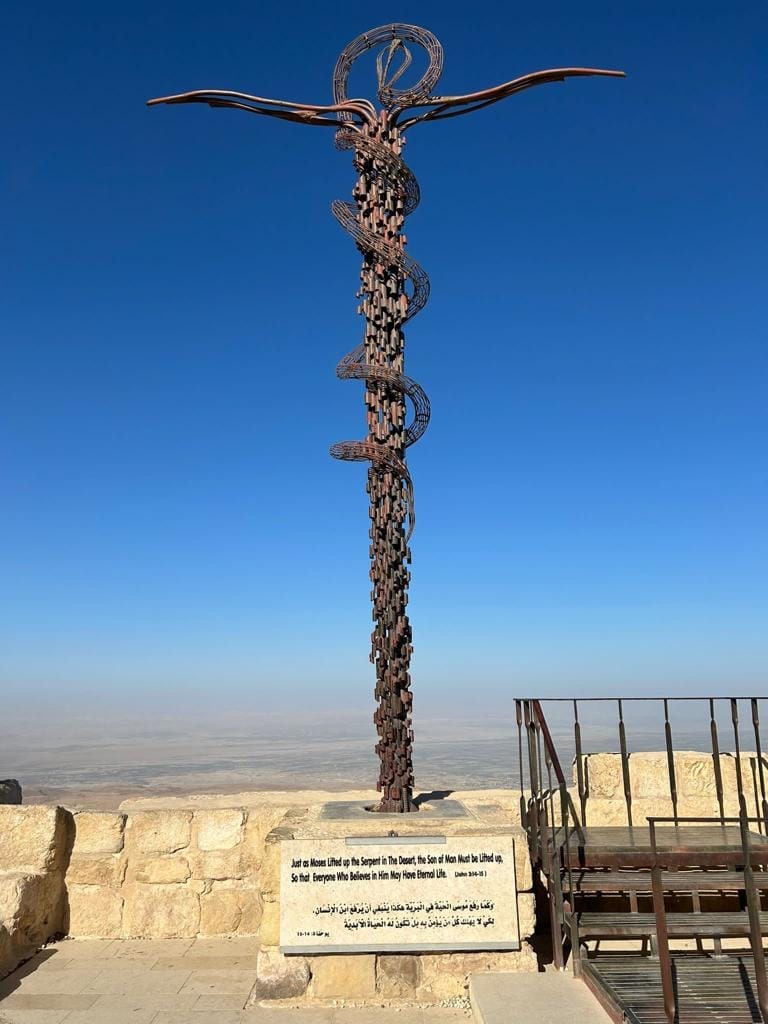 El grupo ante el castillo de Shobak