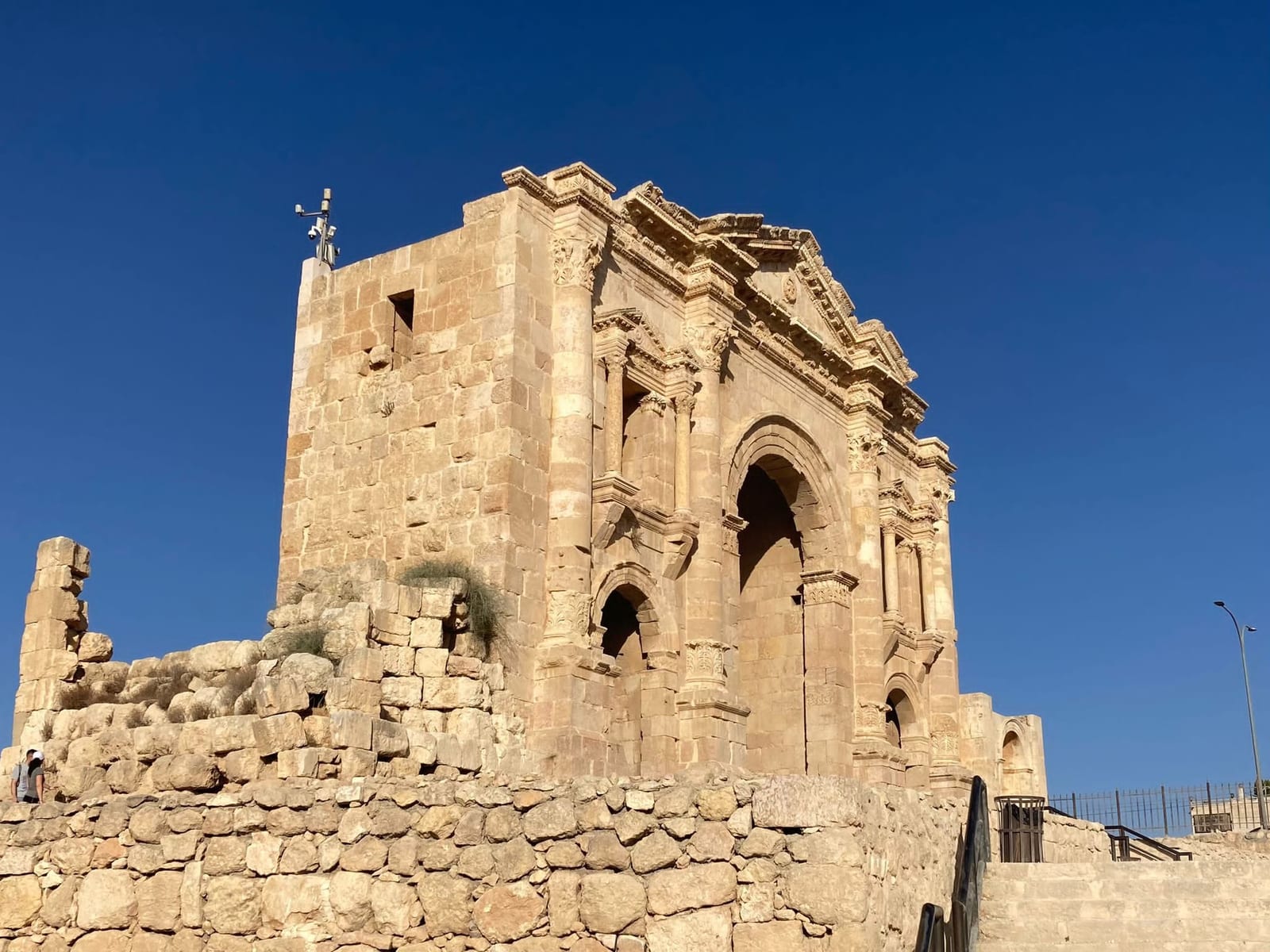 El grupo ante el arco de Adriano de Jerash