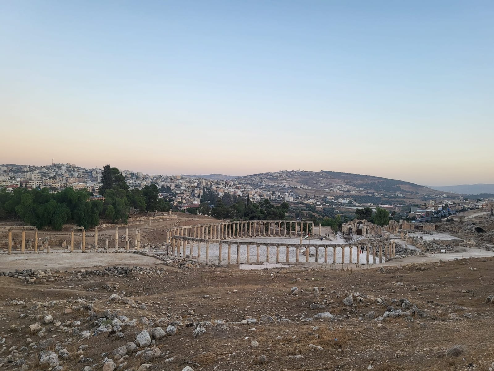 Jerash y su plaza Oval desde lo alto, al atardecer