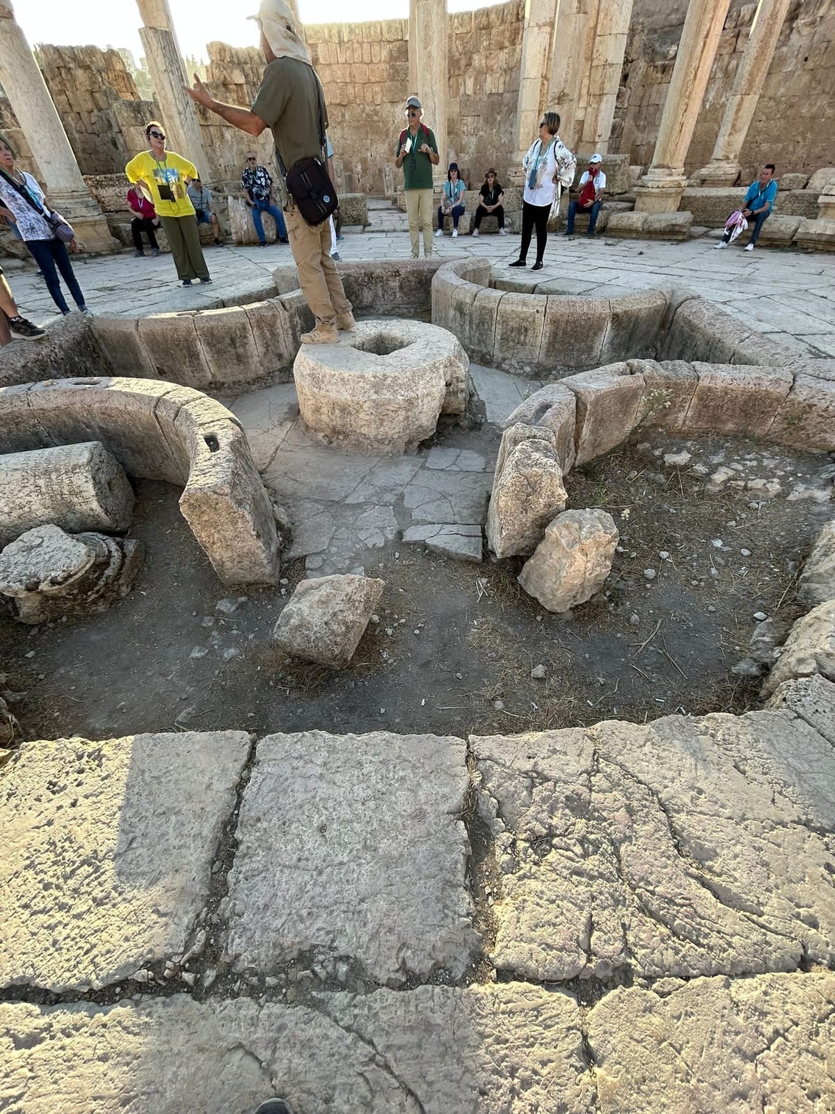 El guía explica el mercado de Jerash al grupo