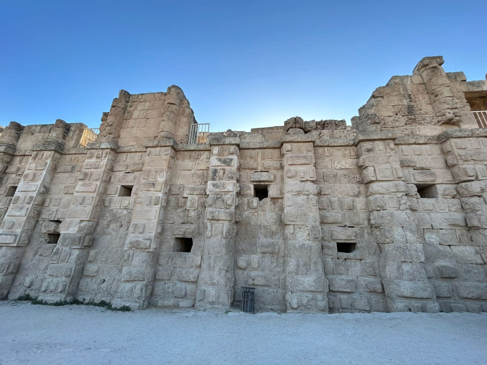 El muro del teatro sur de Jerash