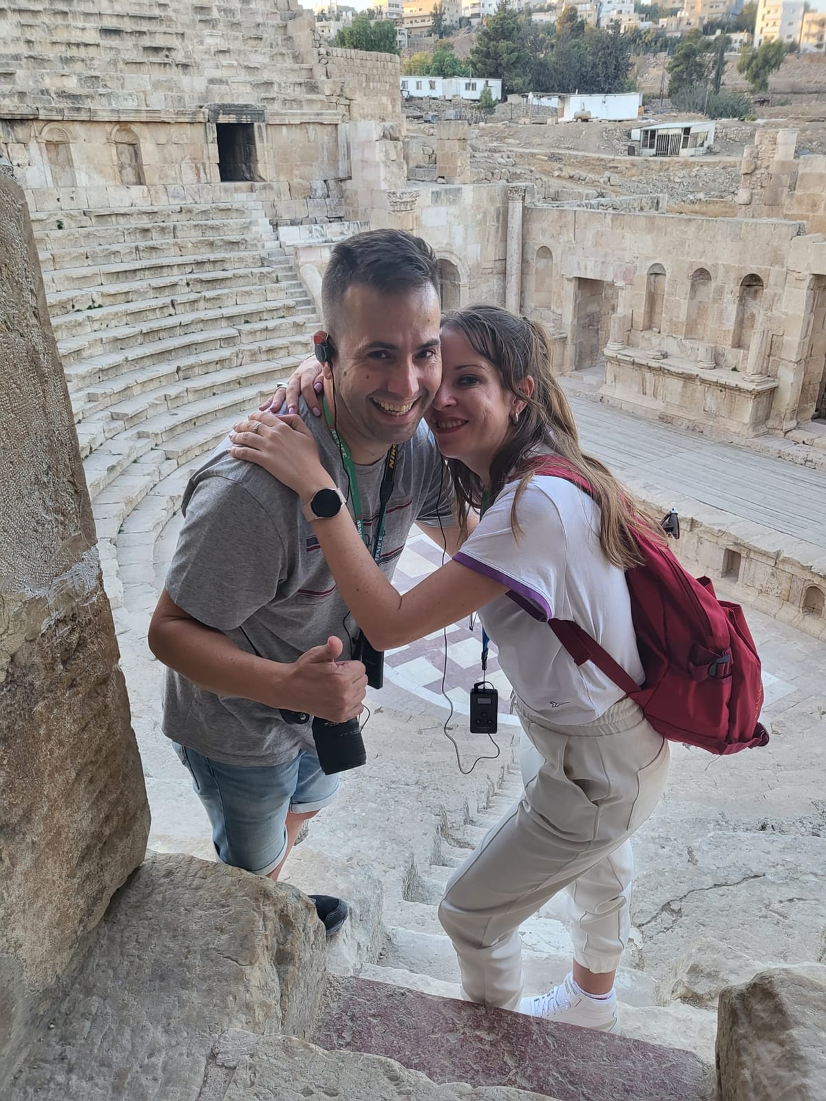 En las gradas del teatro norte de Jerash