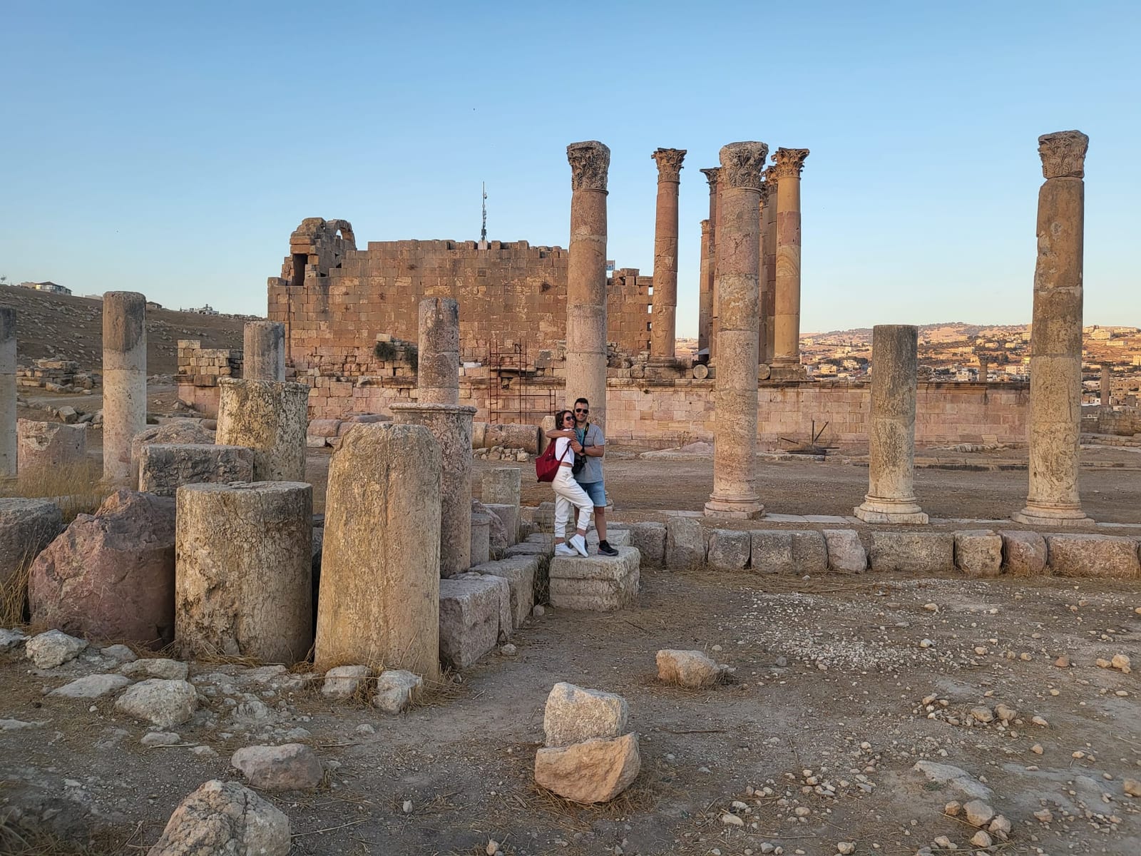 Un abrazo entre las columnas del templo de Artemisa