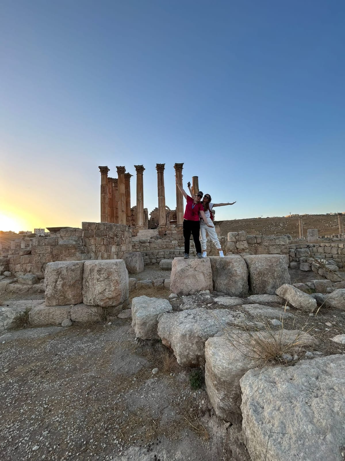A brazos abiertos ante el templo de Artemisa, al atardecer