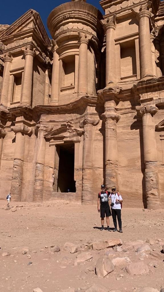 Ante el Monasterio de Petra
