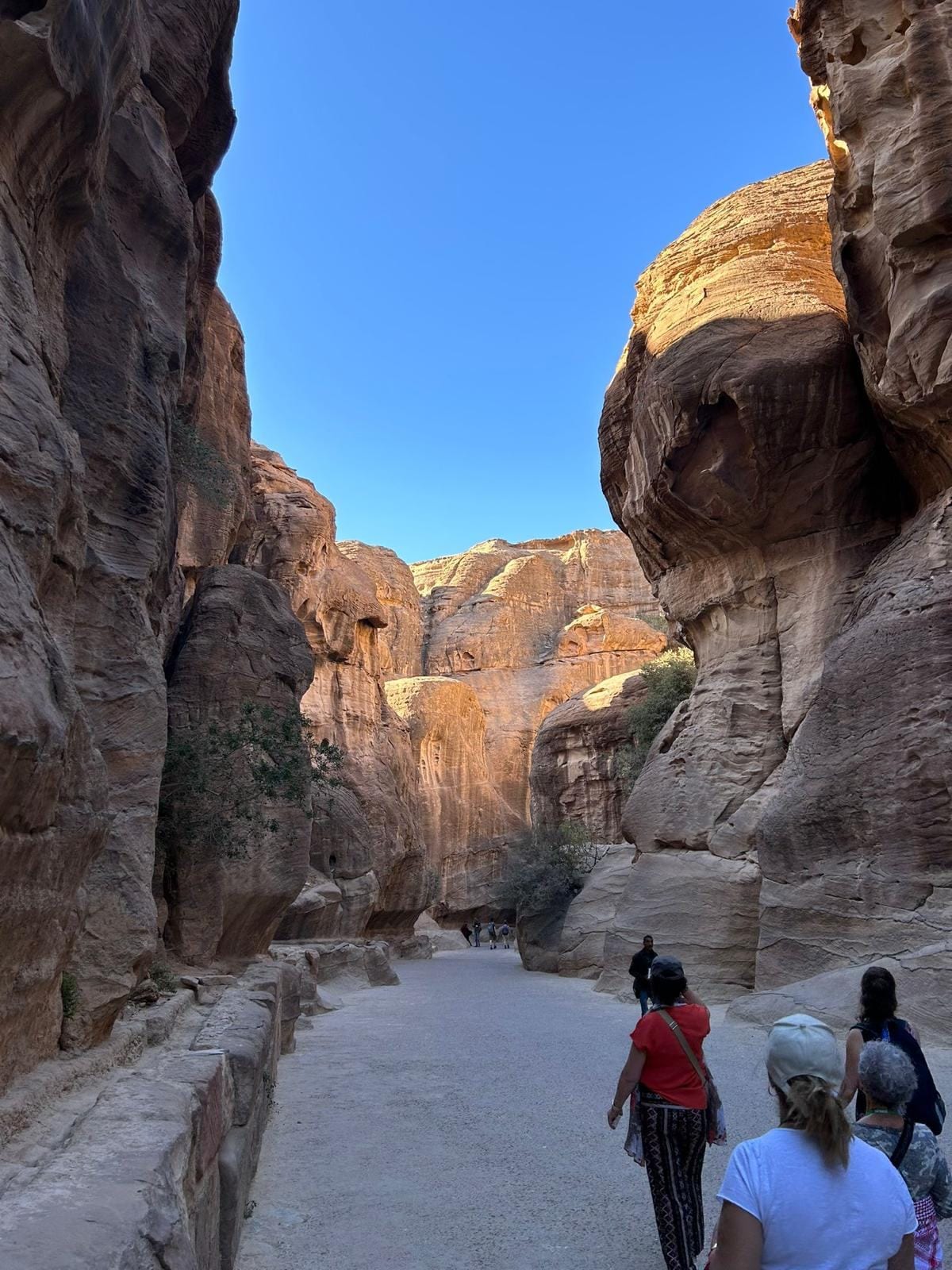 El Siq de Petra, con el sol en lo alto
