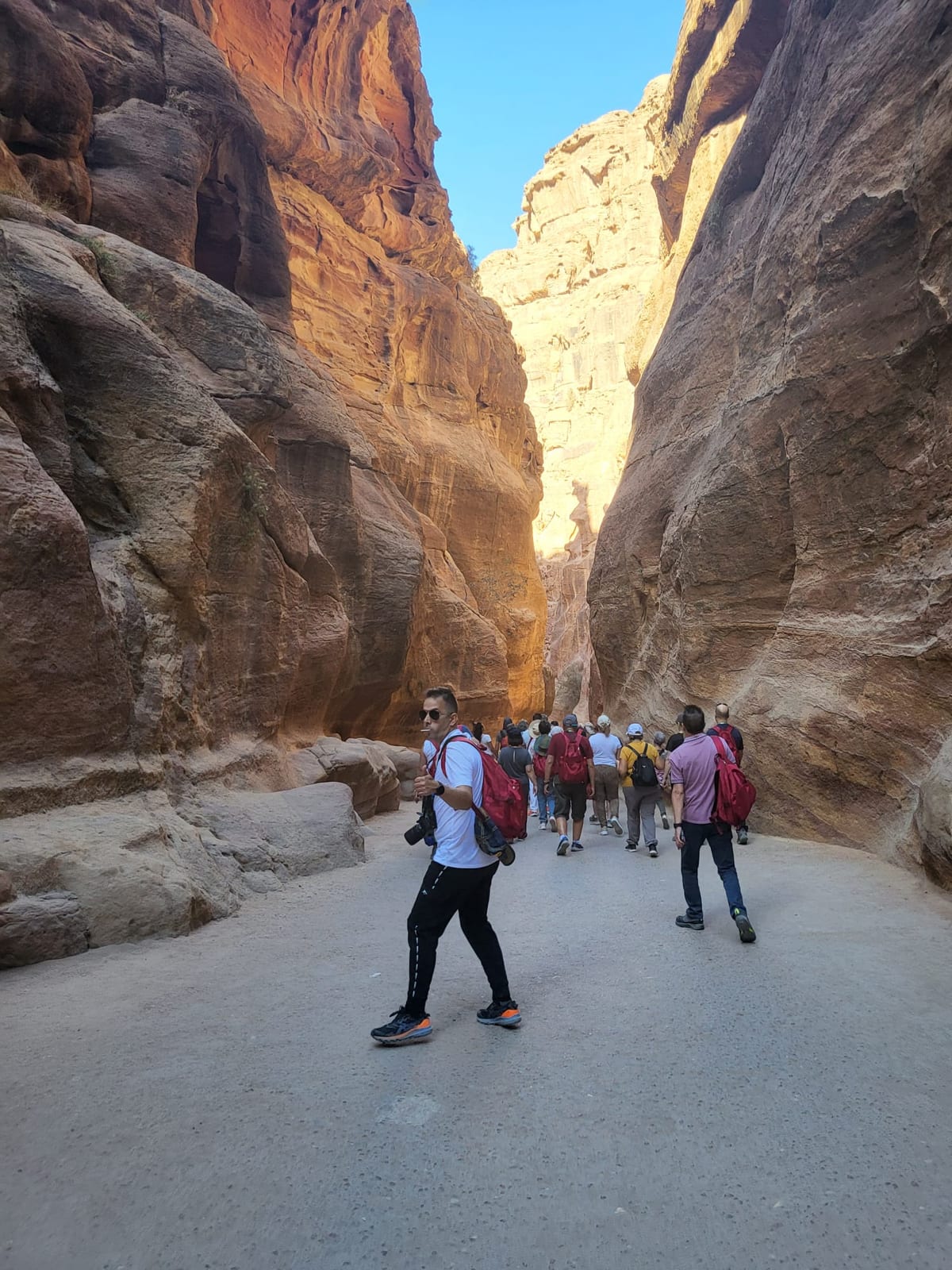 El grupo entra al Siq de Petra