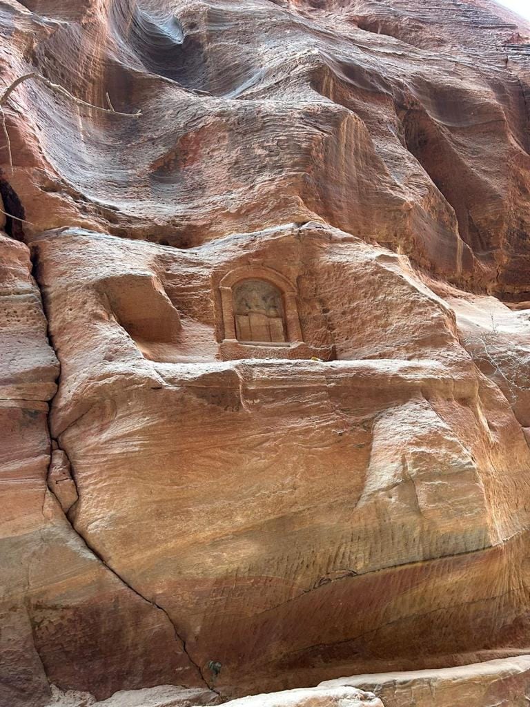 Por el Siq, entre paredes de roca