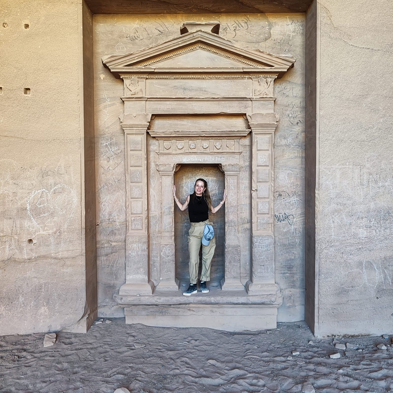 En una puerta tallada en la roca, en Petra