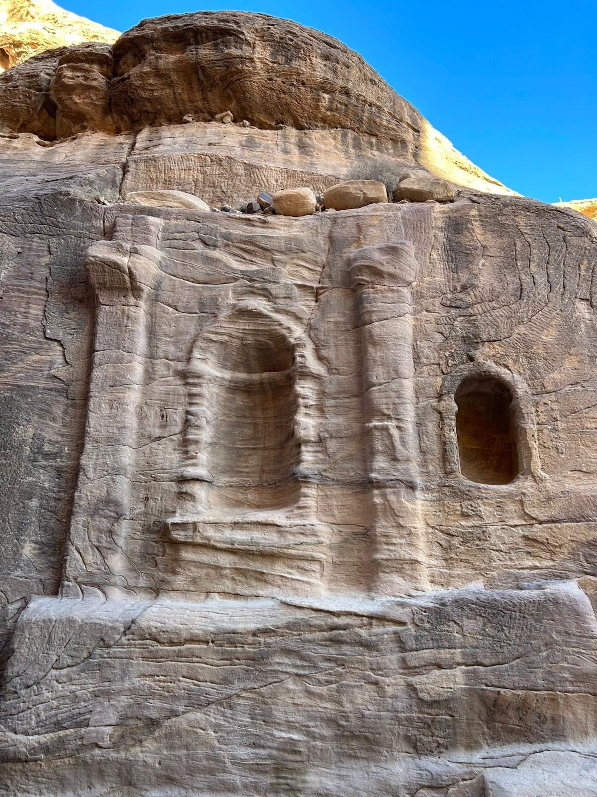 Una hornacina con columnas, tallada en la roca