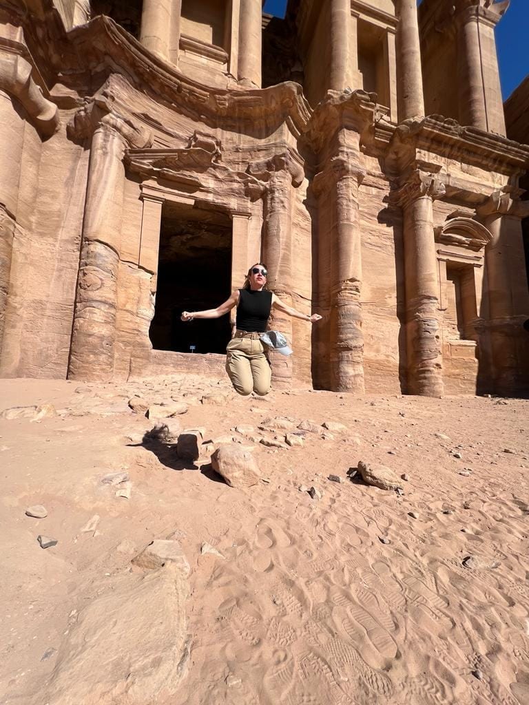 Un salto de alegría ante el Monasterio de Petra
