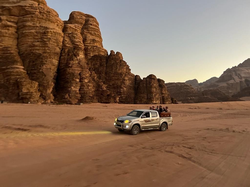 En 4x4 por Wadi Rum, al atardecer
