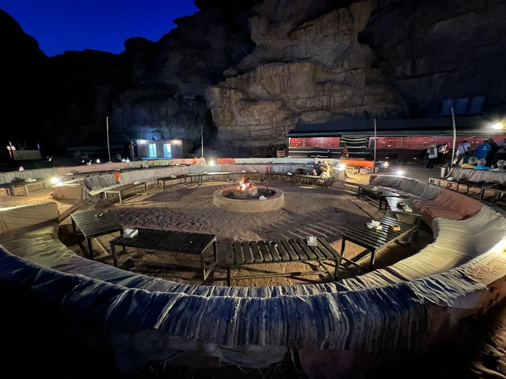 La hoguera, de noche en el campamento