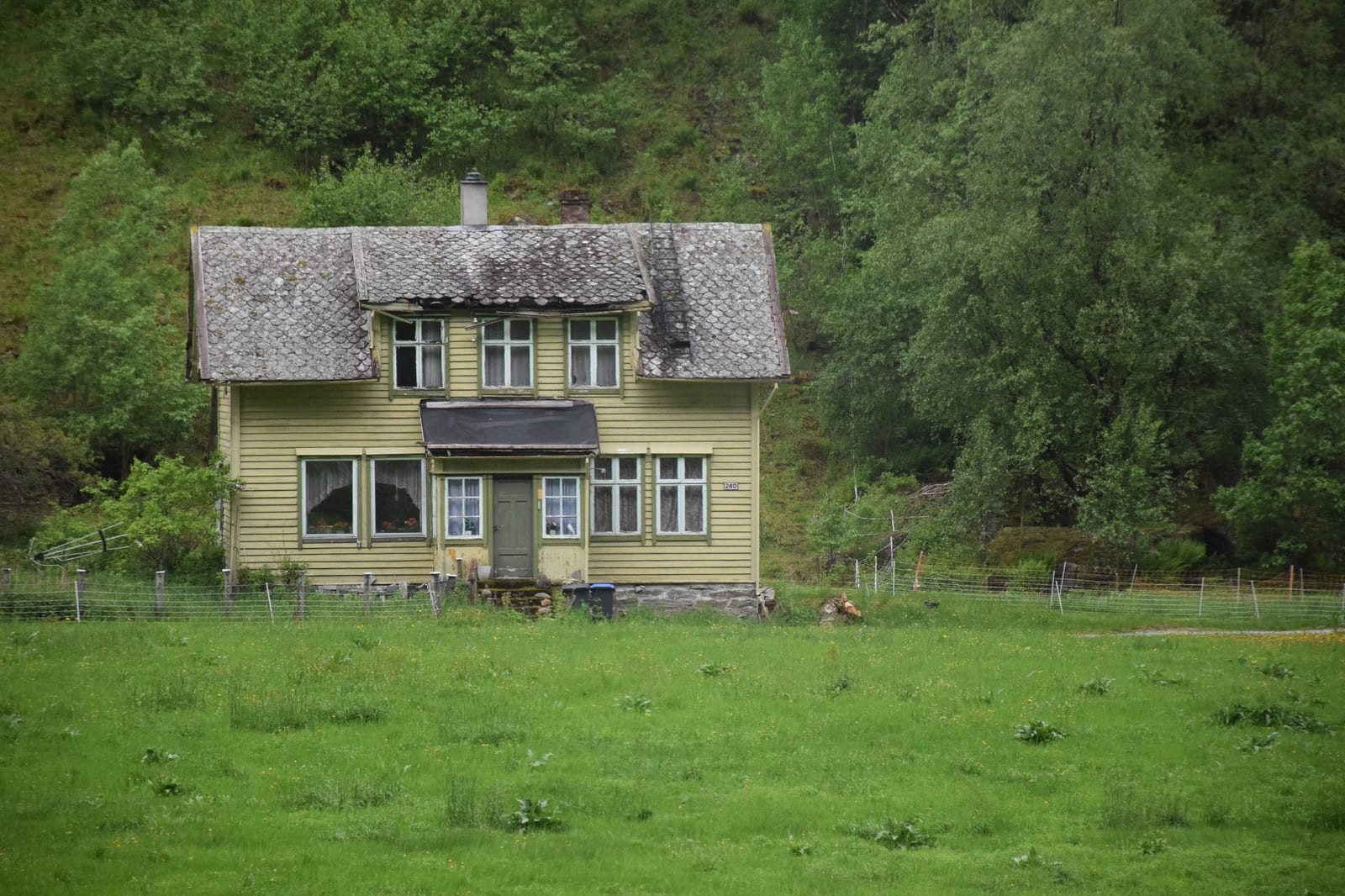 Una casa antigua de madera en el campo