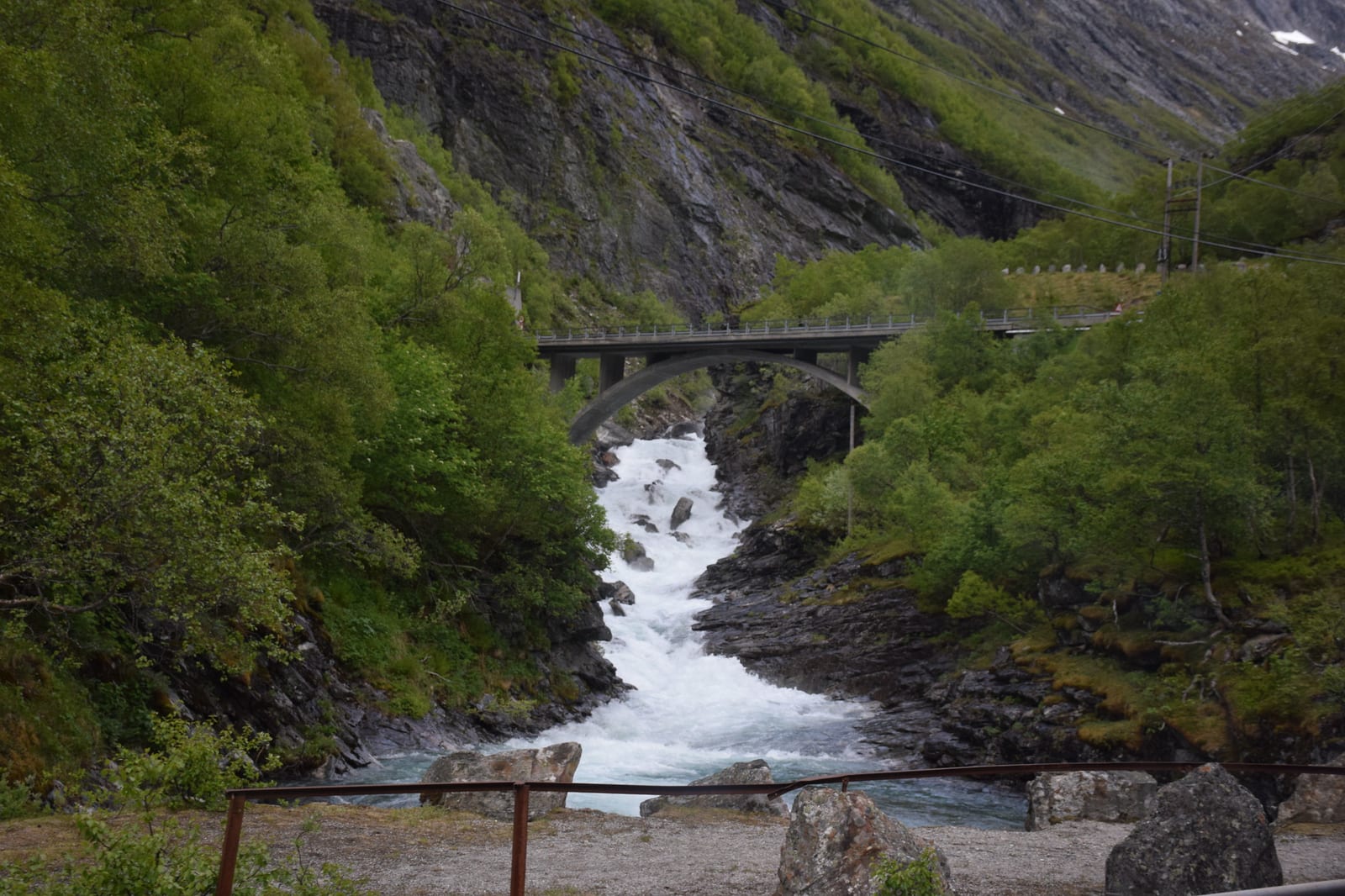 Una cascada bajo el puente, en la carretera de montaña