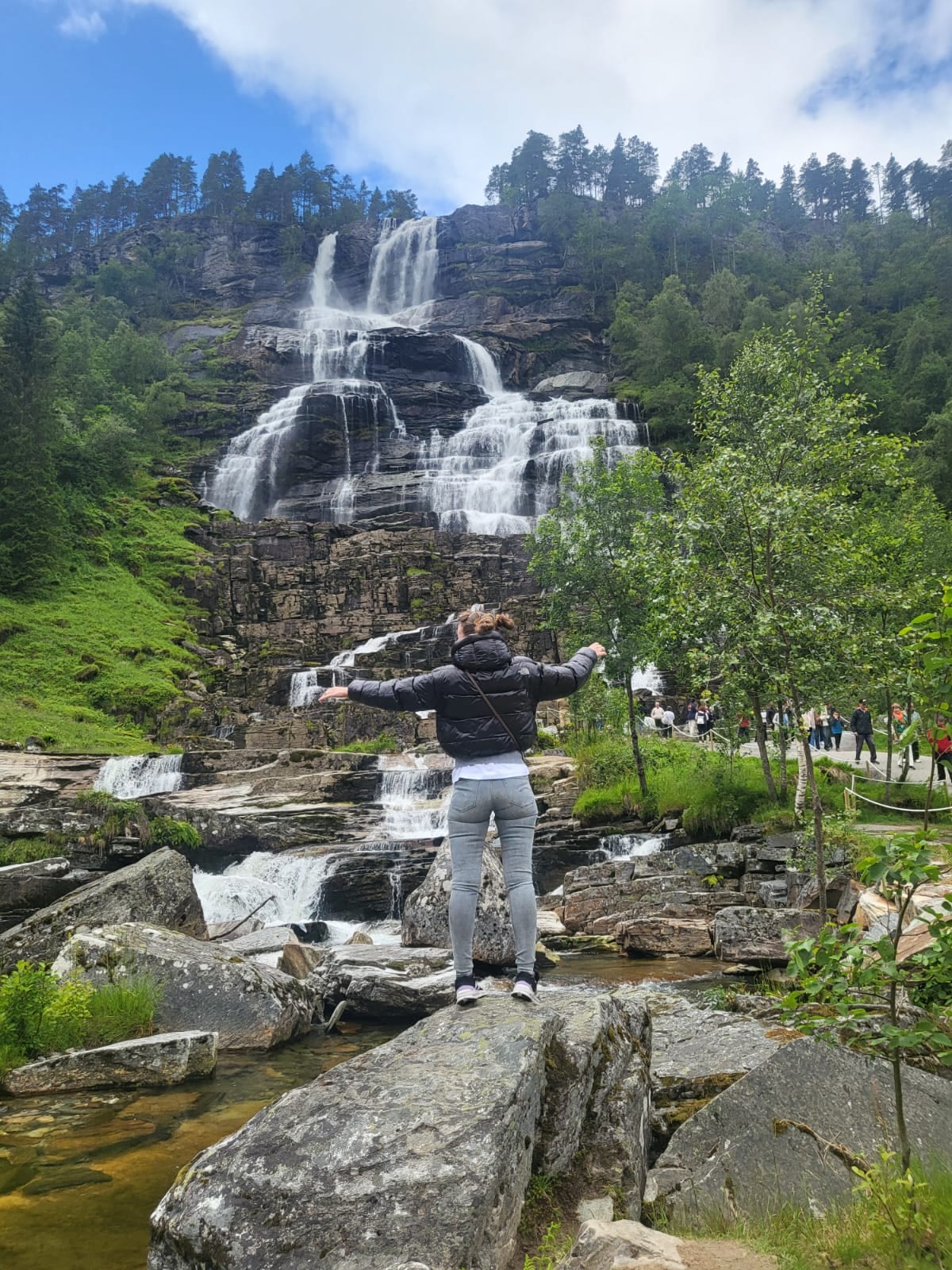 Ante la cascada de Tvindefossen