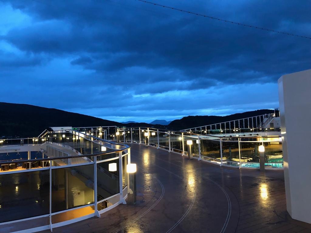 La cubierta del barco, de noche