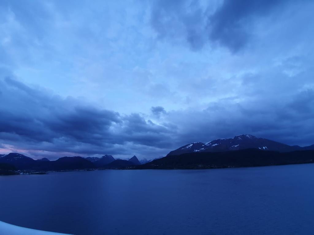 El fiordo en la hora azul