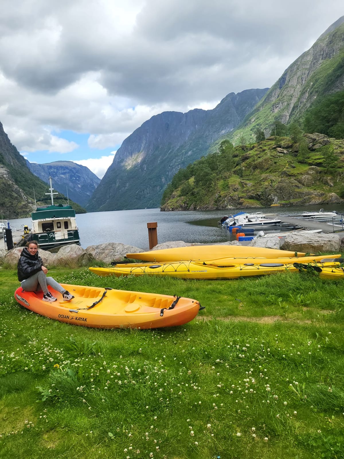Kayaks a la orilla del fiordo en Gudvangen