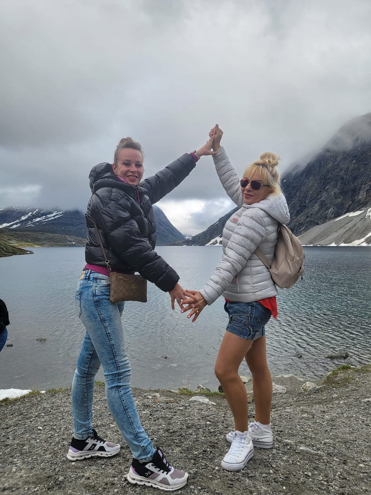 Junto a un lago de montaña, entre nieve