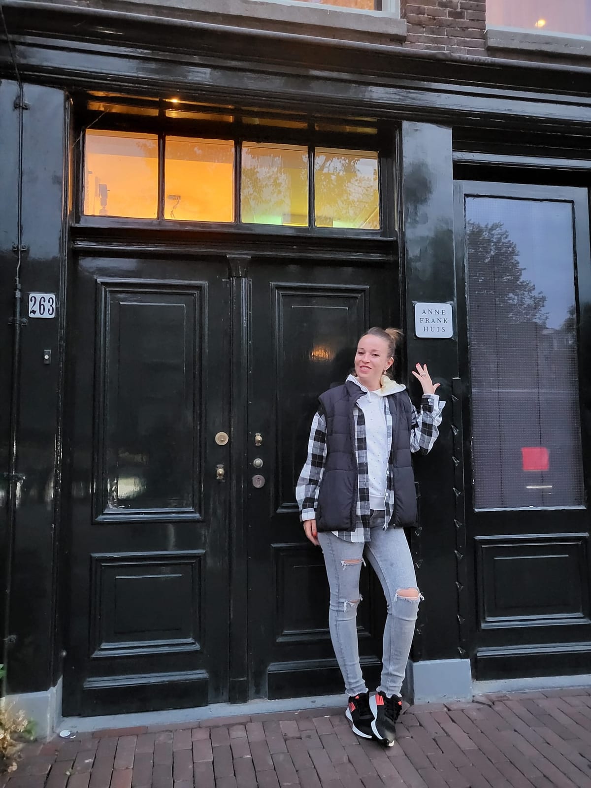 Ante la puerta de la Casa de Ana Frank, en Ámsterdam