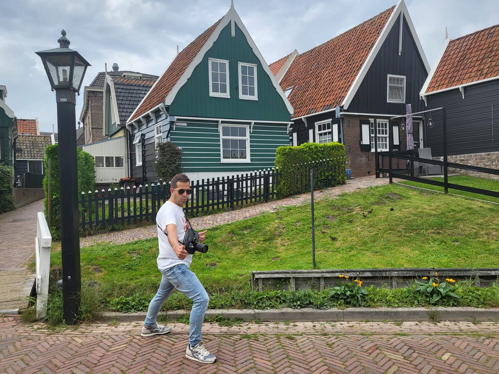 Posando ante las casas de madera de Marken