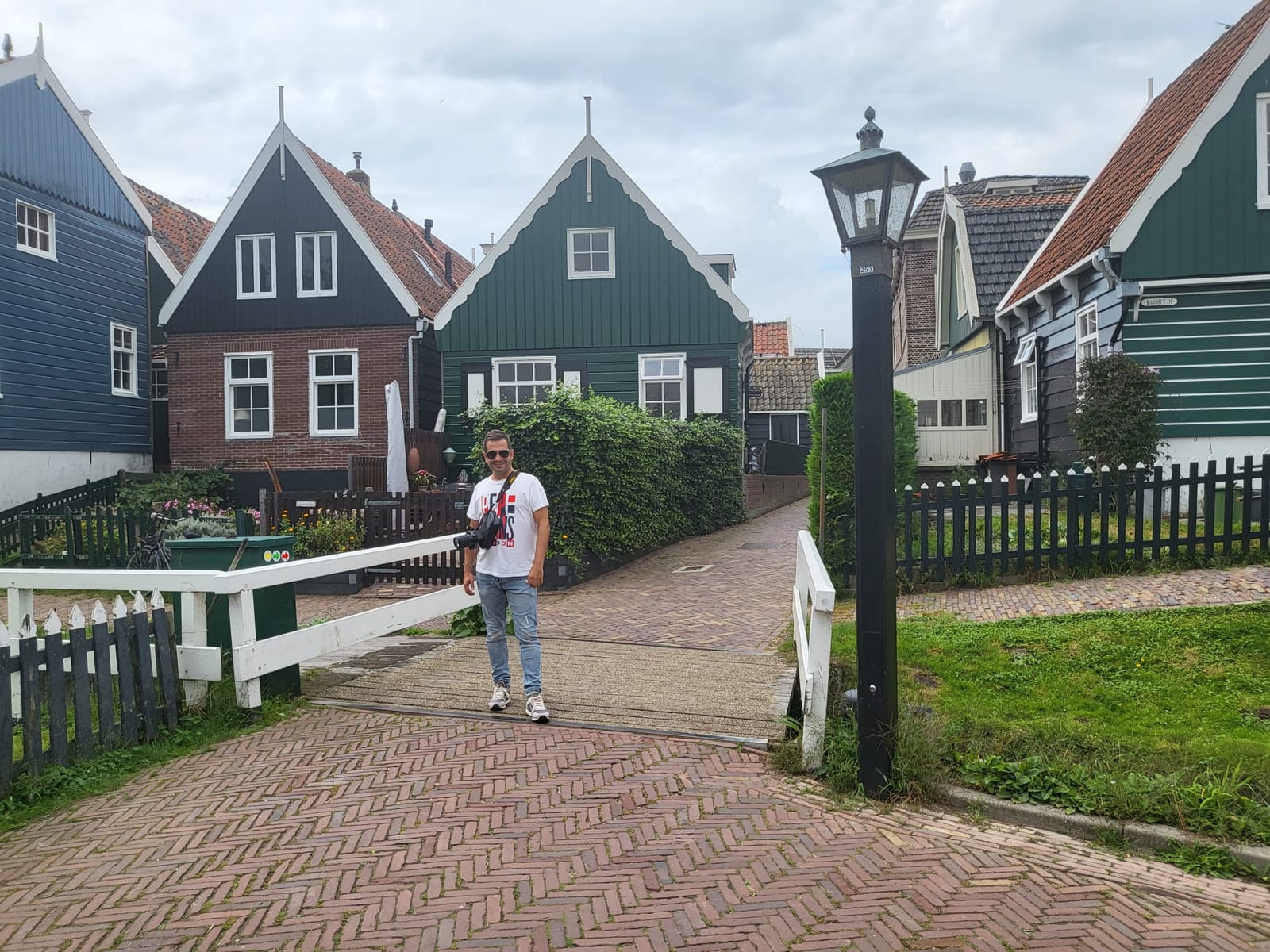 Un puente y casas verdes en Marken