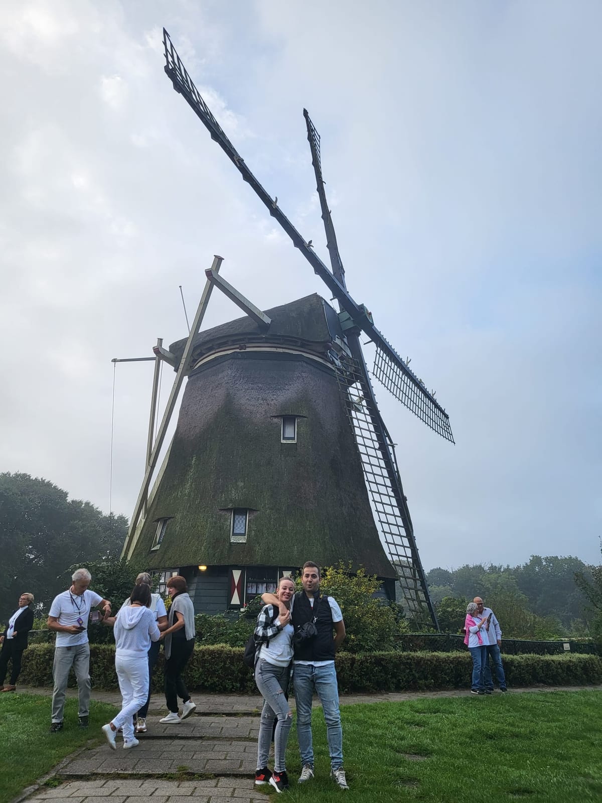 Ante un molino de techo de paja, con el grupo